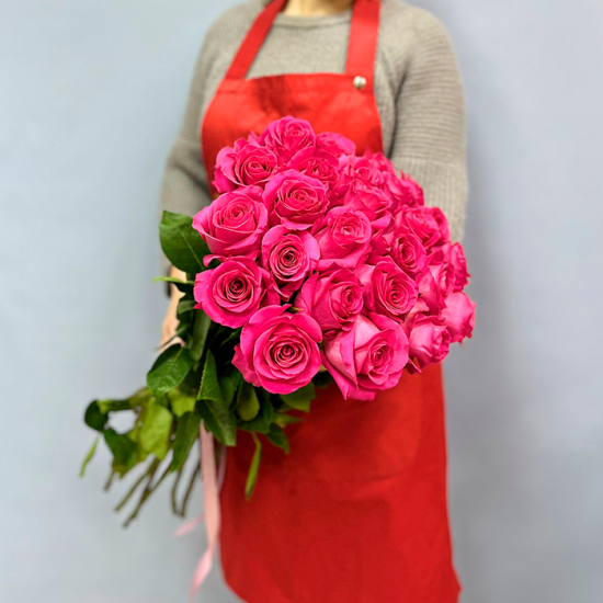 25 малиновых роз 60 см с лентой (э)