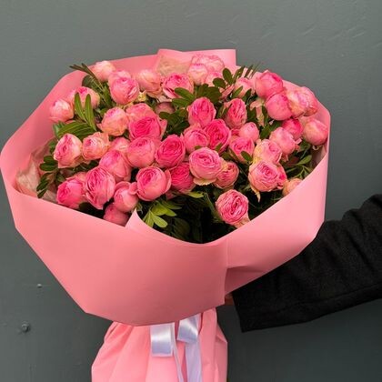 9 кустовых пионовидных роз Giselle с зеленью в розовом бокале