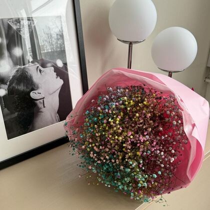 Букет из 9 радужных гипсофилл с оформлением