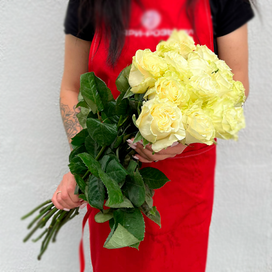 9 белых роз 60 см с лентой (э)