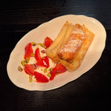 Блины со сметанным кремом и клубникой