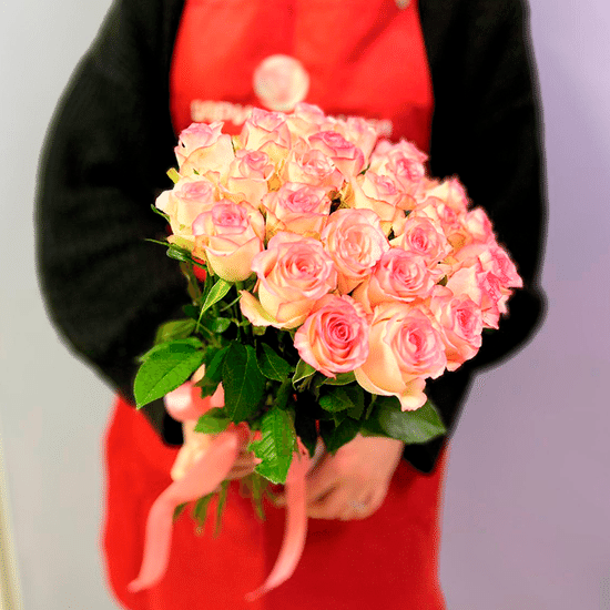 25 бело-розовых роз 50 см с лентой