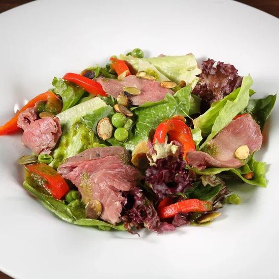 Салат с ростбифом и соусом чимичури