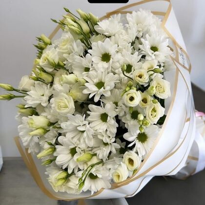 Букет 37 с белой ромашкой и белой эустомой