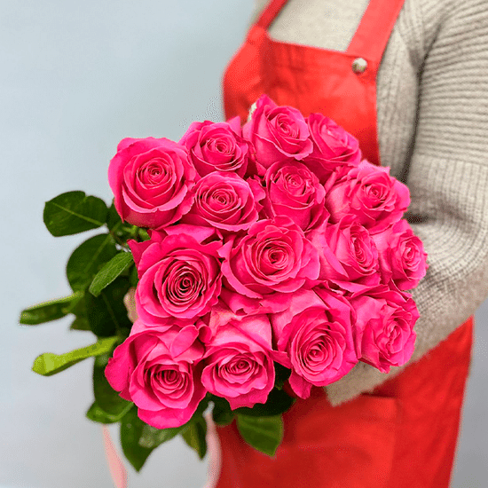15 малиновых роз 60 см с лентой (э)