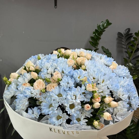 Пышный букет из ромашек и кустовых роз