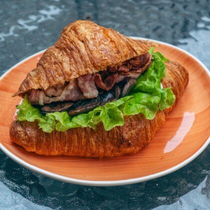 Круассан с беконом и грибами