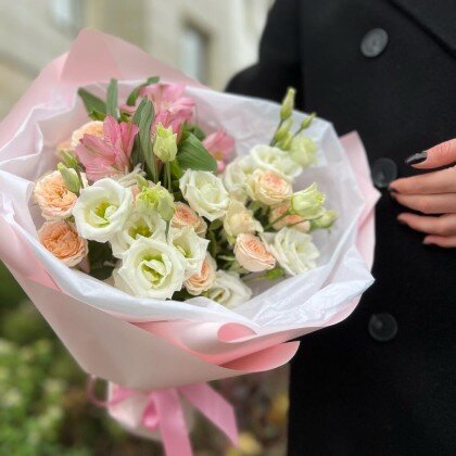 Букет про чувства с эустомой и кустовой розой