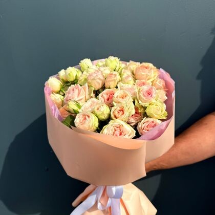 7 веточек кустовых пионовидных роз Кристи с оформлением