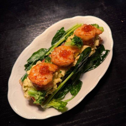 Скрембл на бриошь с креветками, красной икрой и брокколи