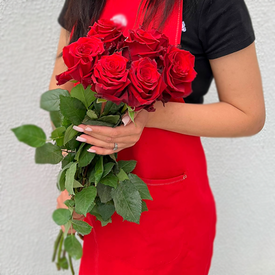 7 красных роз 60 см с лентой (э)