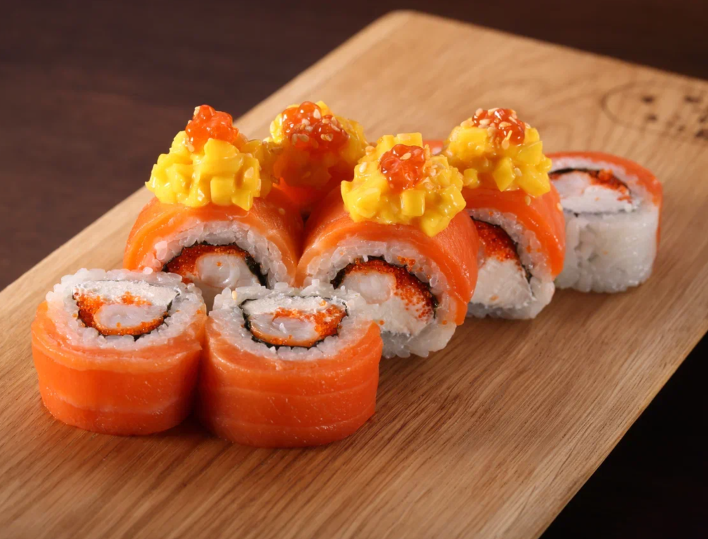 Ролл с лососем, креветкой и манго