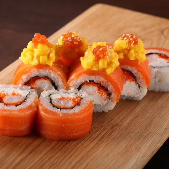 Ролл с лососем, креветкой и манго