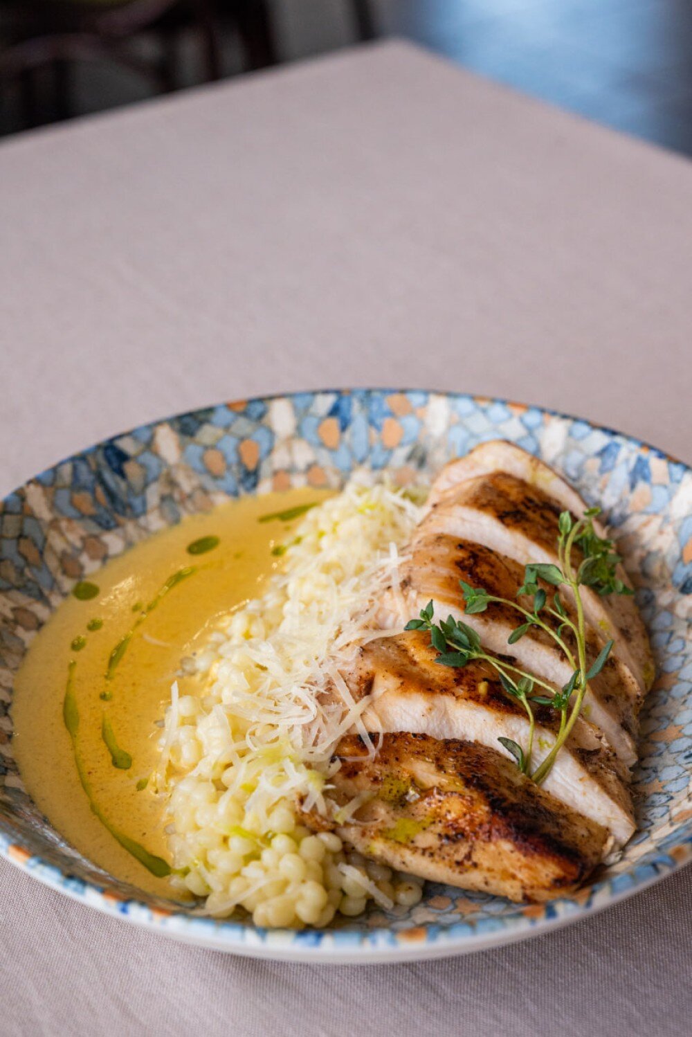 Куриная грудка сувид с соусом карри и птитимом