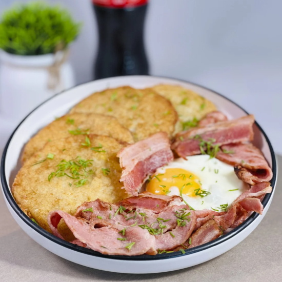 Драники с беконом и яйцом