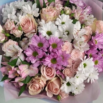 Букет 299 с розами Пинк мондиаль, кустовой розой, ромашками и альстромерией