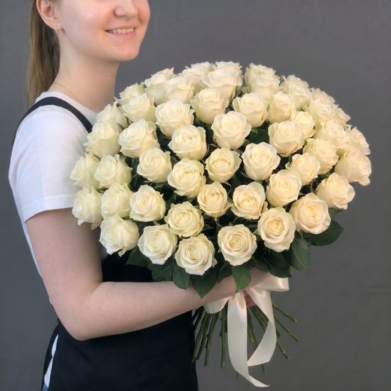 51 роза (Аваланш 50 см) с лентой