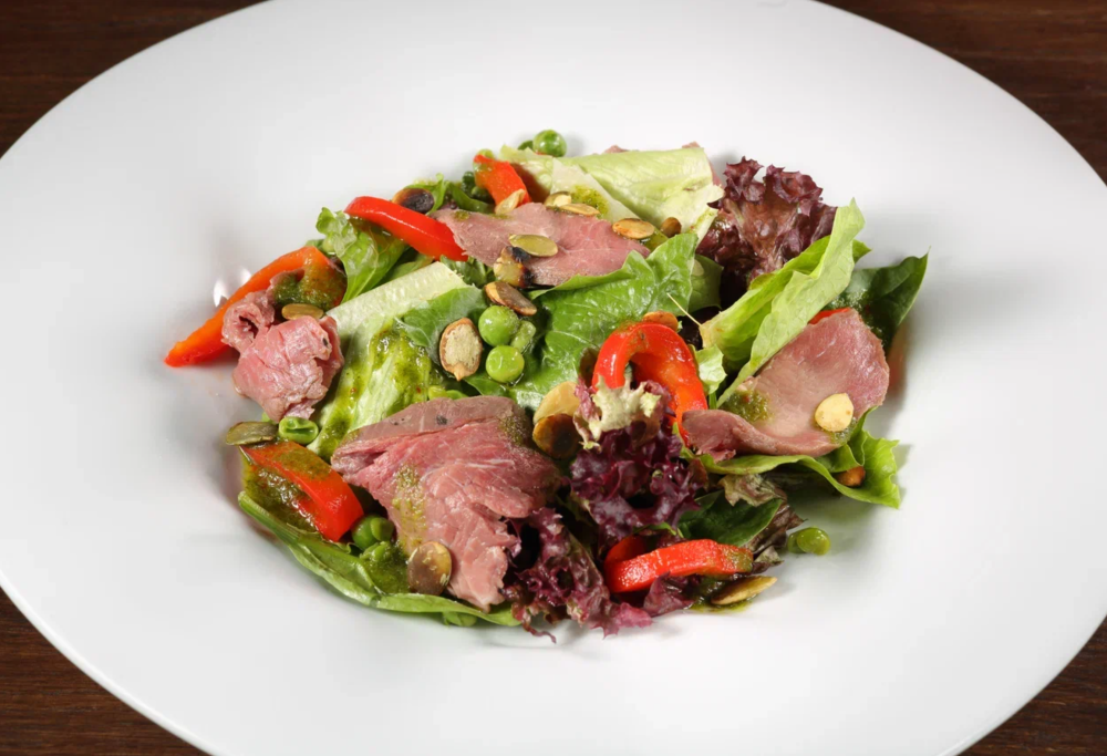 Салат с ростбифом и соусом чимичури ДОСТАВКА