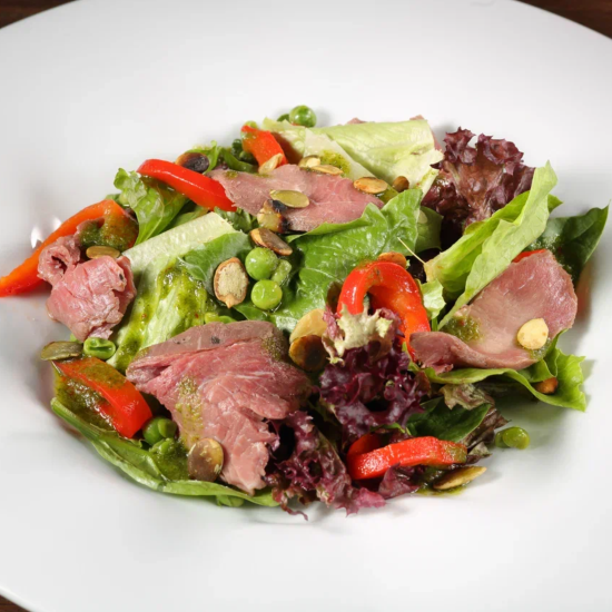 Салат с ростбифом и соусом чимичури ДОСТАВКА