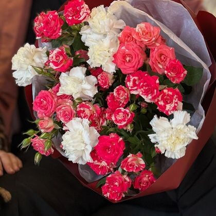 Букет с белыми диантусами и кустовой фаервокс