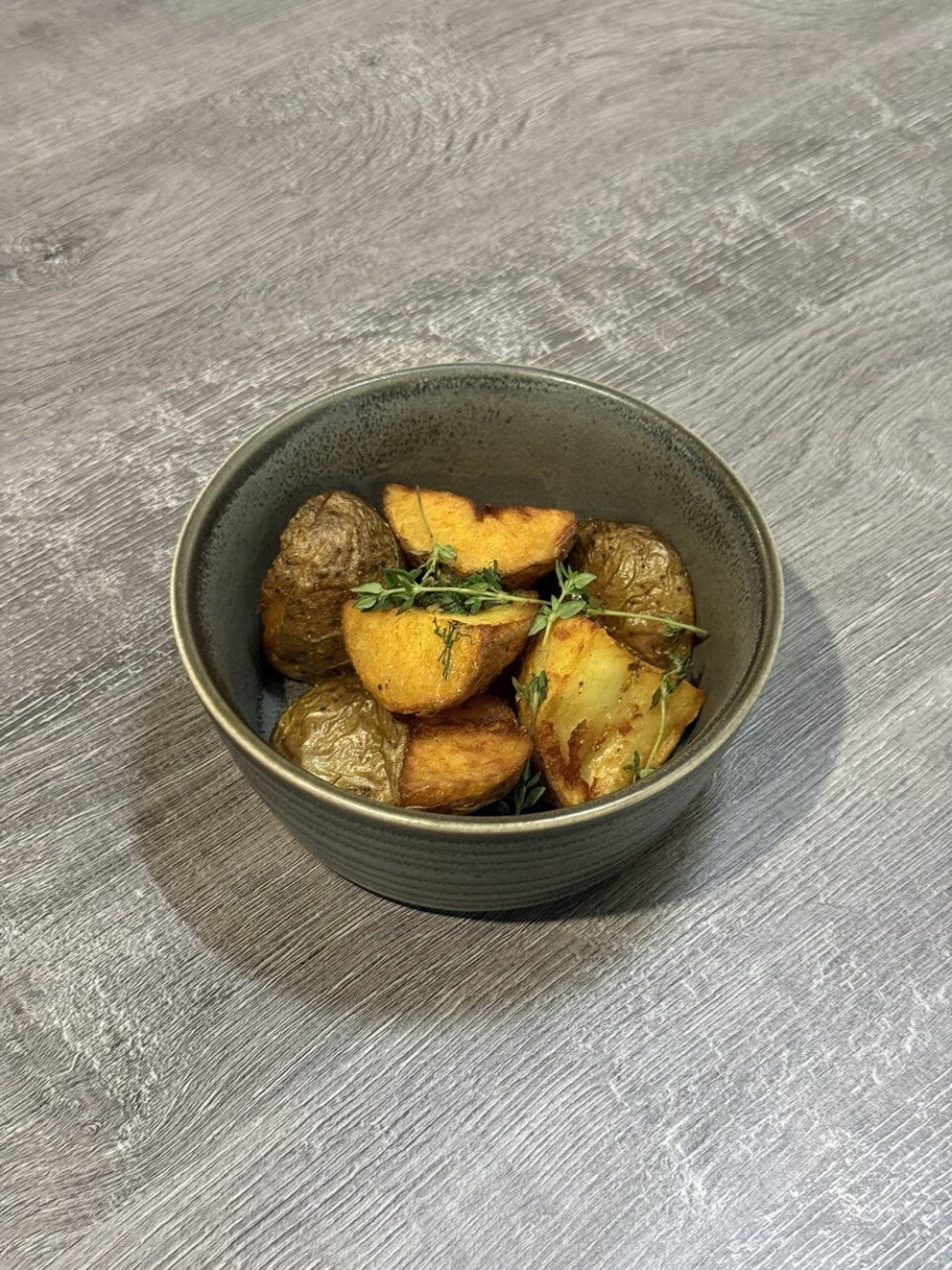 Картофель печеный с травами