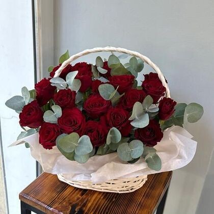 Корзина из 25 роз Explorer с эвкалиптом