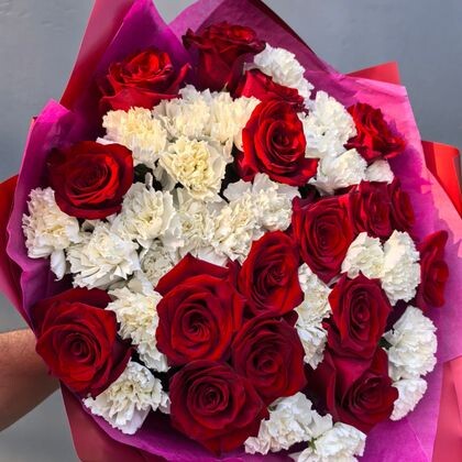 Букет из 17 красных роз Explorer с белыми диантусами