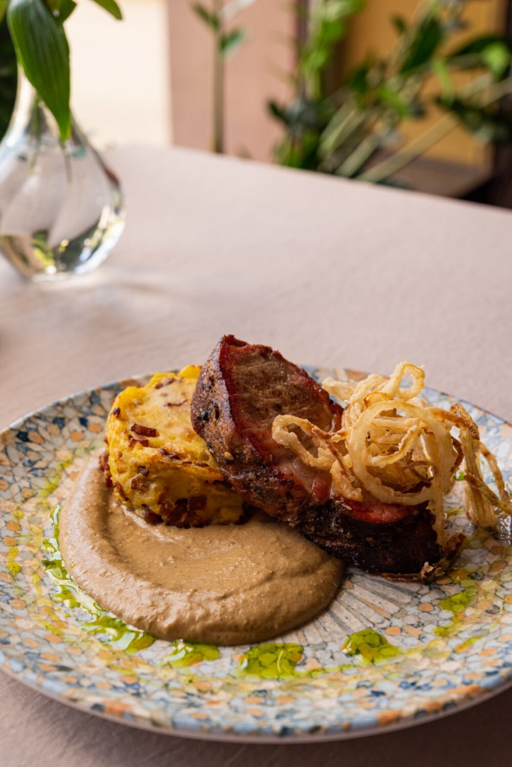 Свинина томленая в смокере с кремом из белых грибов и картофельным пирогом