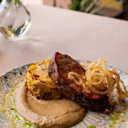 Свинина томленая в смокере с кремом из белых грибов и картофельным пирогом