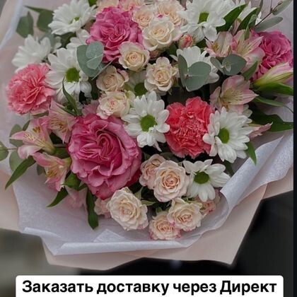 Букет 189 с пионовидными розами кантри блюз, рефлекс, белыми ромашками