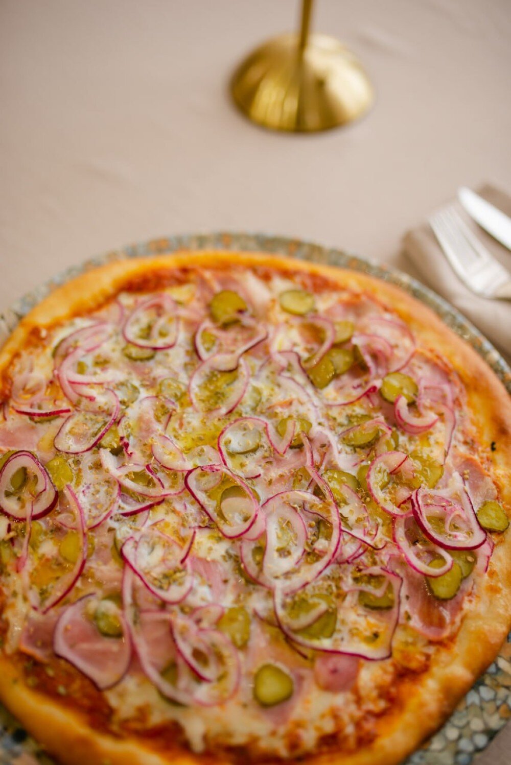 Пицца с беконом, яйцом, маринованным луком и корнишонами