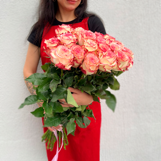 25 бело-розовых роз 60 см с лентой (э)