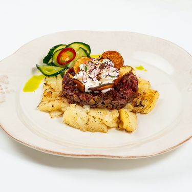 Тартар из говядины с картофелем, сметаной и малосольным огурцом