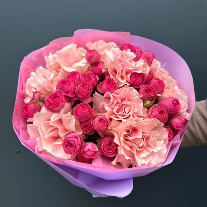 Букет из 9 розовых французских + 7 веток Жизель в бокале