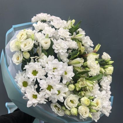 Букет 105 с ромашковой хризантемой, альстромерией и эустомой