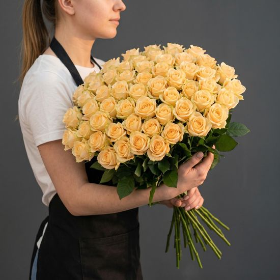 51 роза (Аваланш пич 70 см) с лентой