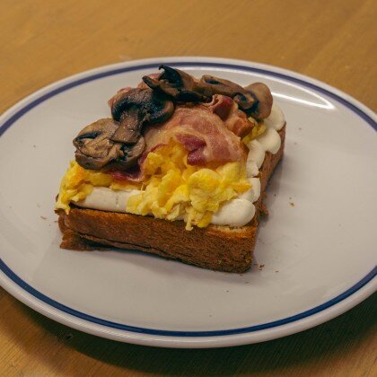 Скрэмбл тост с беконом и грибами