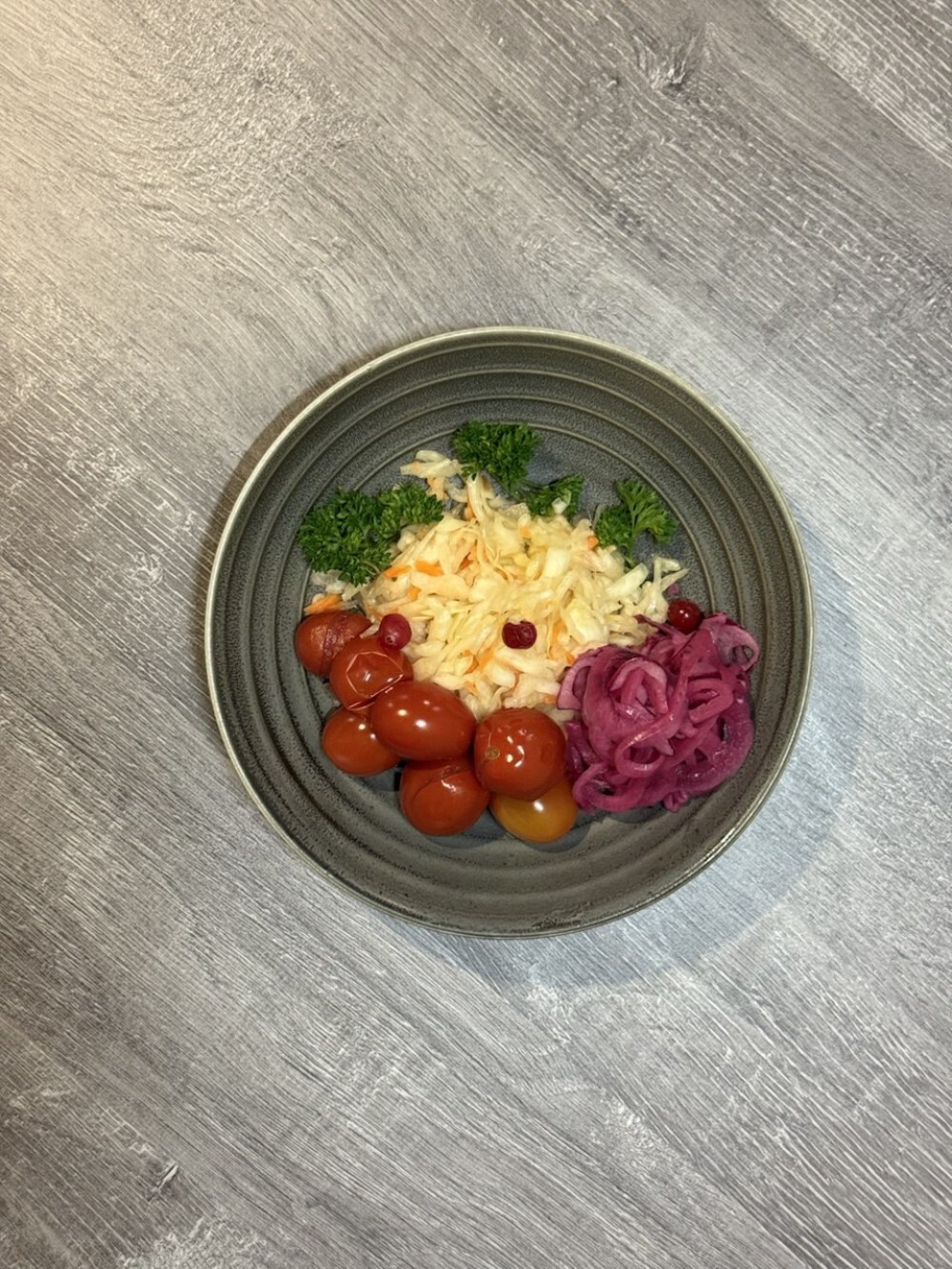 Капуста квашенная с помидорами