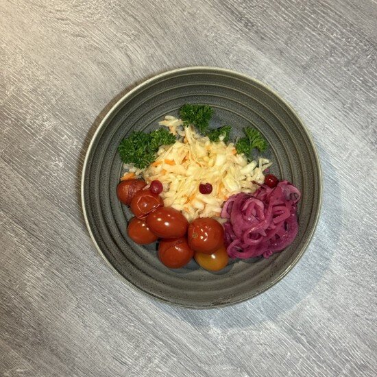Капуста квашенная с помидорами