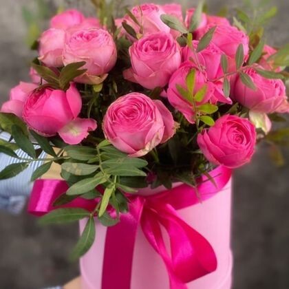 Коробка с кустовой пионовидной Жизель и зеленью (шляпная)