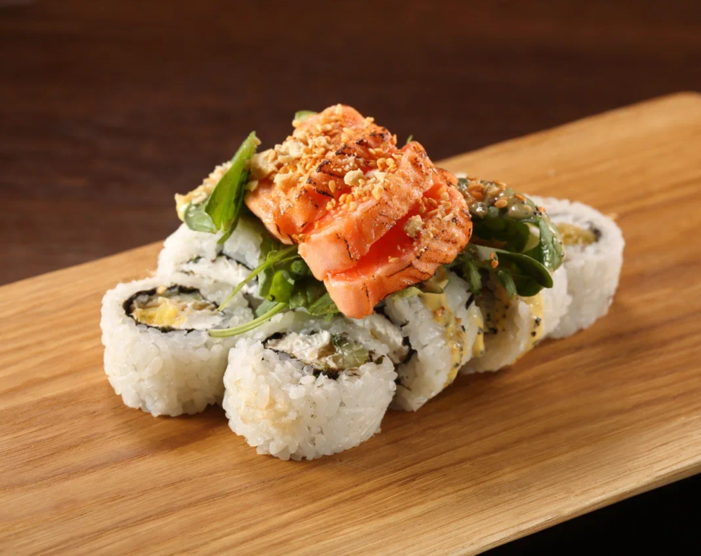 Ролл с татаки лосось и соусом маракуйя ДОСТАВКА