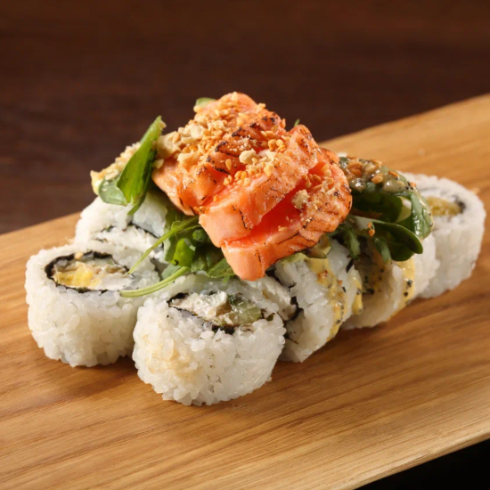 Ролл с татаки лосось и соусом маракуйя ДОСТАВКА