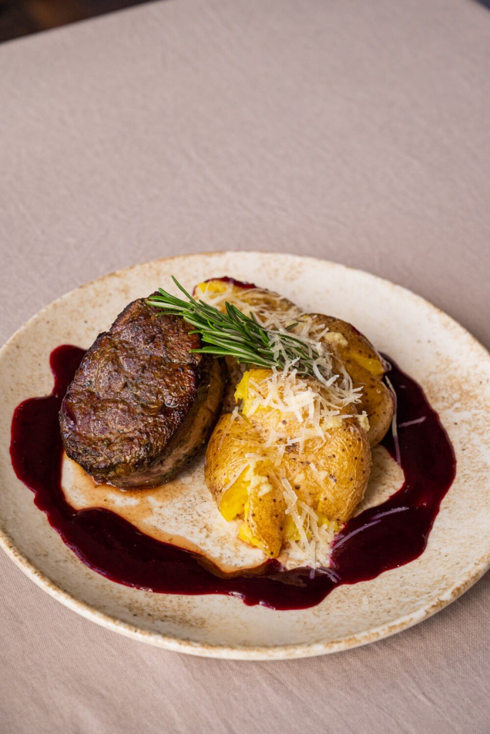 Стейк из говядины с печёным картофелем и соусом из черной смородины